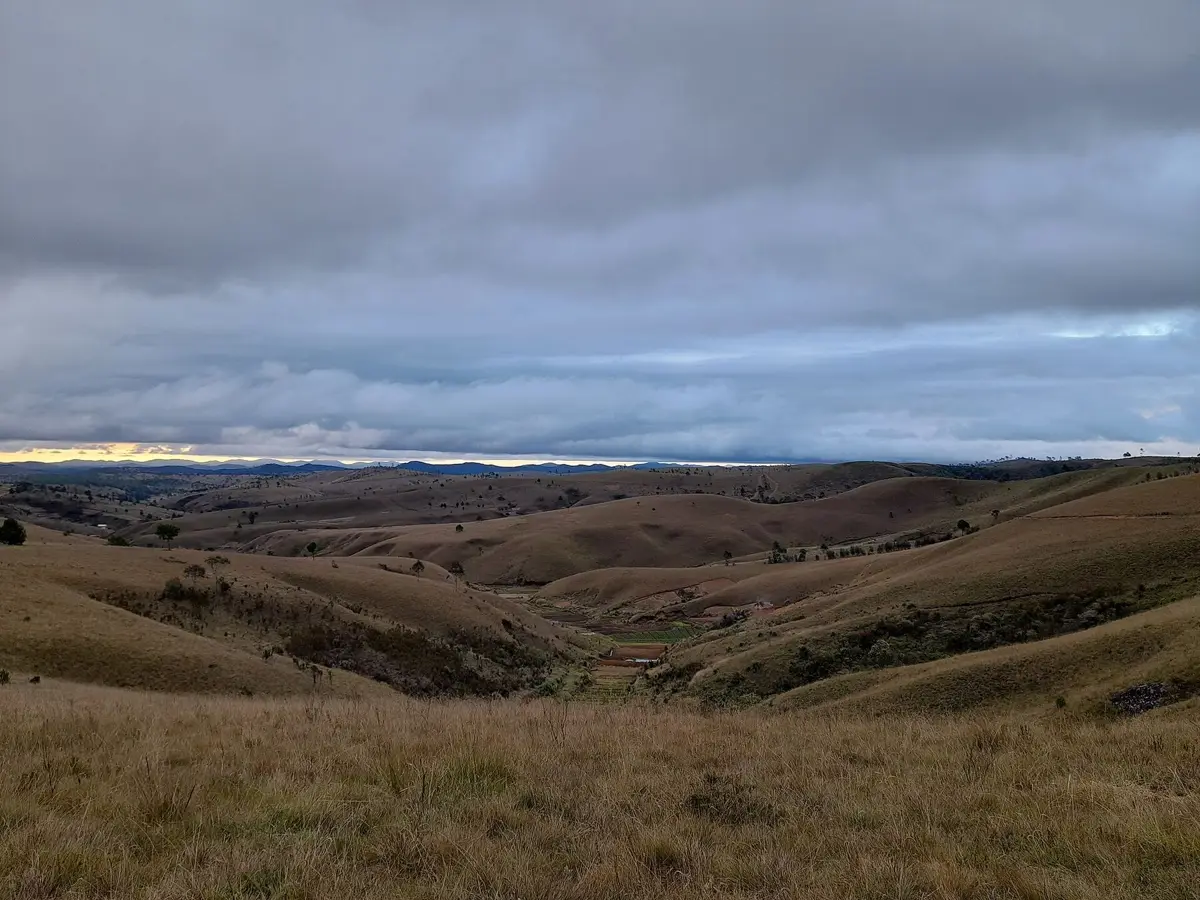 Collines herbeuses à perte de vue dans le district d'Andramasina